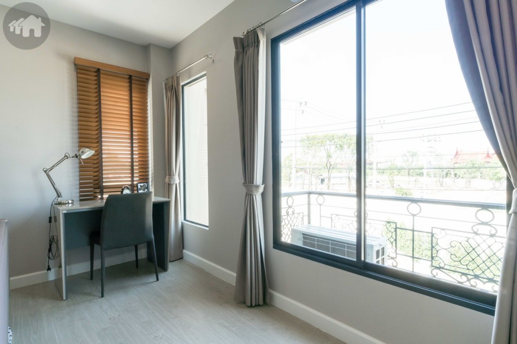 มุมโต๊ะทำงาน เปิดรับแสงธรรมชาติด้วยหน้าต่างกระจกบานเลื่อนแบบสลับ บานใหญ่