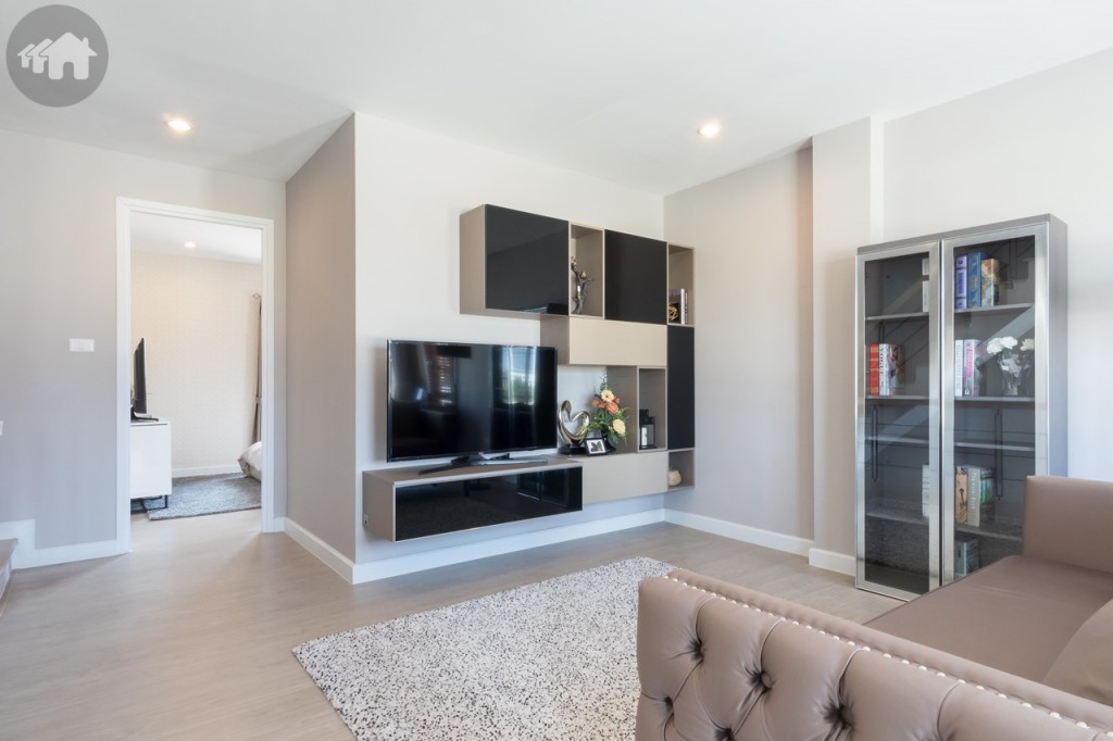 พื้นที่ห้องนั่งเล่น ระยะดูโทรทัศน์กว้างถึง 2 เมตร เชื่อมต่อกับห้องนอน