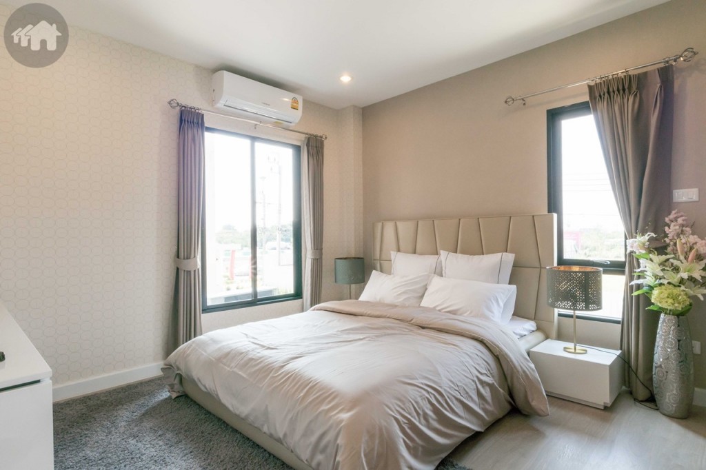 ห้องนอนขนาดใหญ่วางเตียงขนาด 5 ฟุต ได้สบาย ๆ เปิดรับแสงธรรมชาติด้วยหน้าต่างกระจกบานเลื่อนแบบสลับ ห่างจากข้างเตียงประมาณ 60 เซนติเมตร