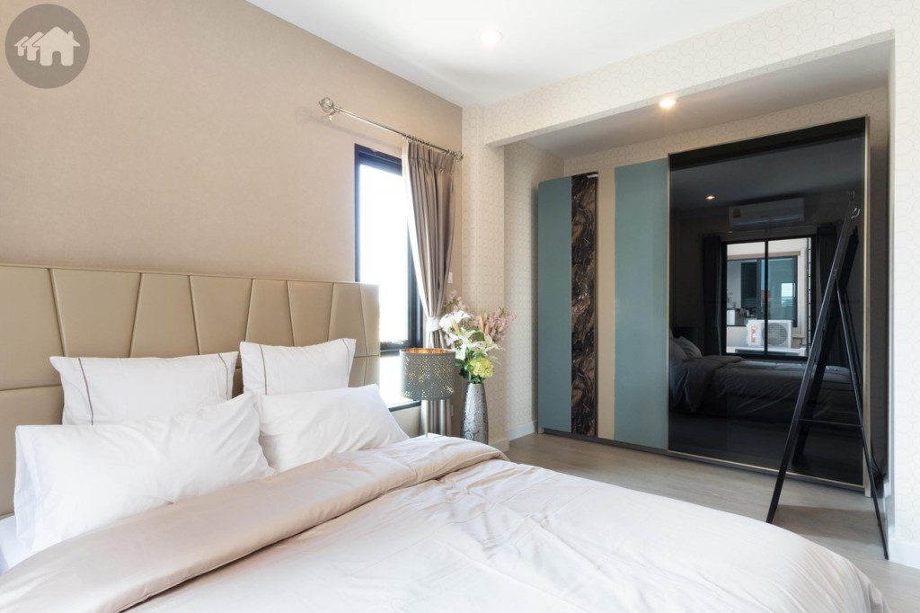 อีกด้านตกแต่งเป็นมุมตู้เสื้อผ้า ห่างจากข้างเตียงประมาณ 1.90 เมตร