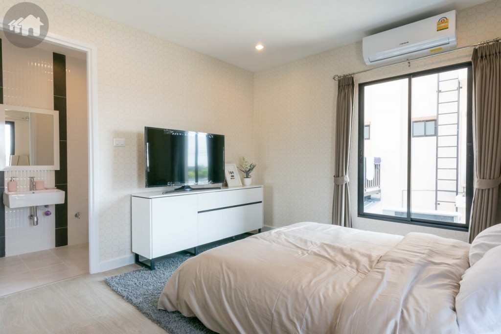 ปลายเตียงเป็นชั้นวางโทรทัศน์ ห่างจากปลายเตียงประมาณ 80 เซนติเมตร