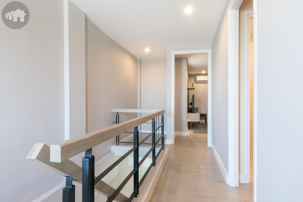 ทางเดินกว้างประมาณ 1 เมตร เชื่อมต่อกับห้องนอน 2 ห้อง มีเวิ้งที่สามารถประยุกต์การใช้งานได้หลากหลาย ทั้งห้องพระ และพื้นที่วางของตกแต่ง