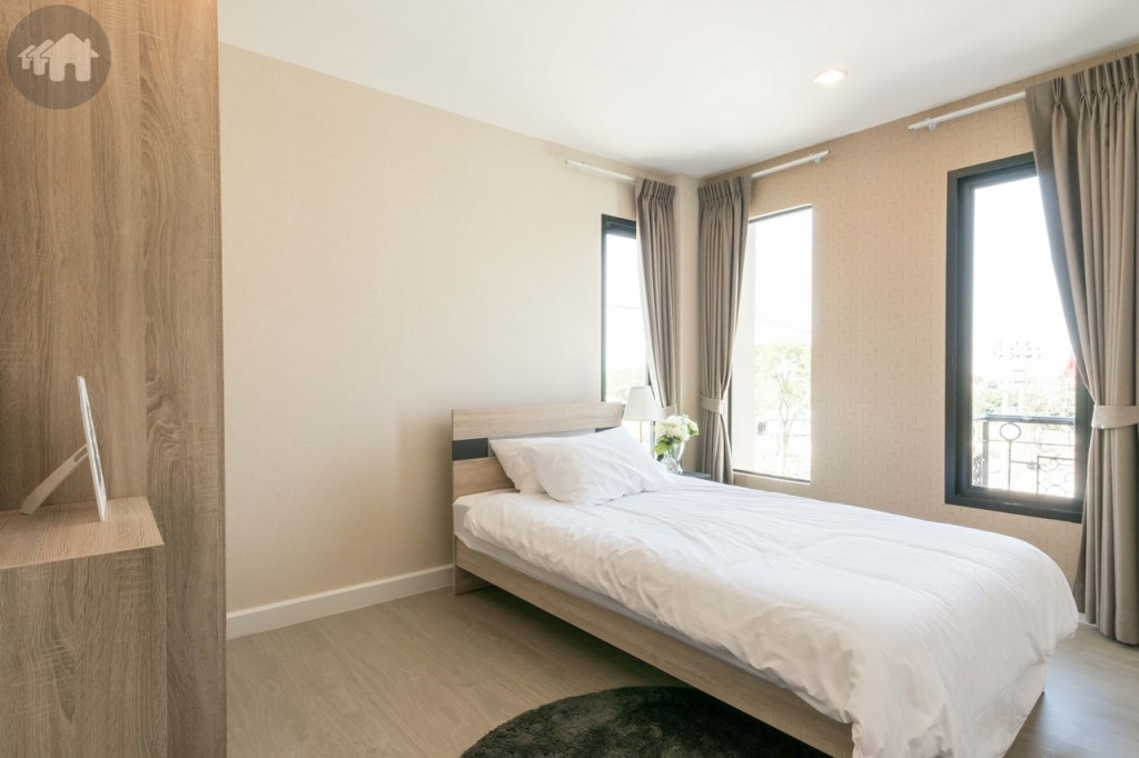 ห้องนอนเล็กวางเตียงขนาด 4 ฟุต ได้สบาย ๆ เปิดรับแสงธรรมชาติด้วยหน้าต่างกระจกบานเลื่อนแบบสลับ และบานฟิกซ์ ห่างจากข้างเตียงประมาณ 90 เซนติเมตร ส่วนปลายเตียงห่างจากผนังประมาณ 55 เซนติเมตร