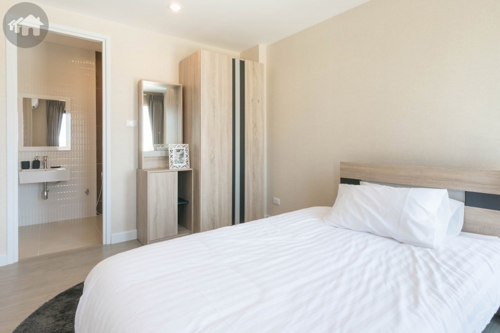 มุมโต๊ะเครื่องแป้ง และตู้เสื้อผ้า ห่างจากข้างเตียงประมาณ 1 เมตร