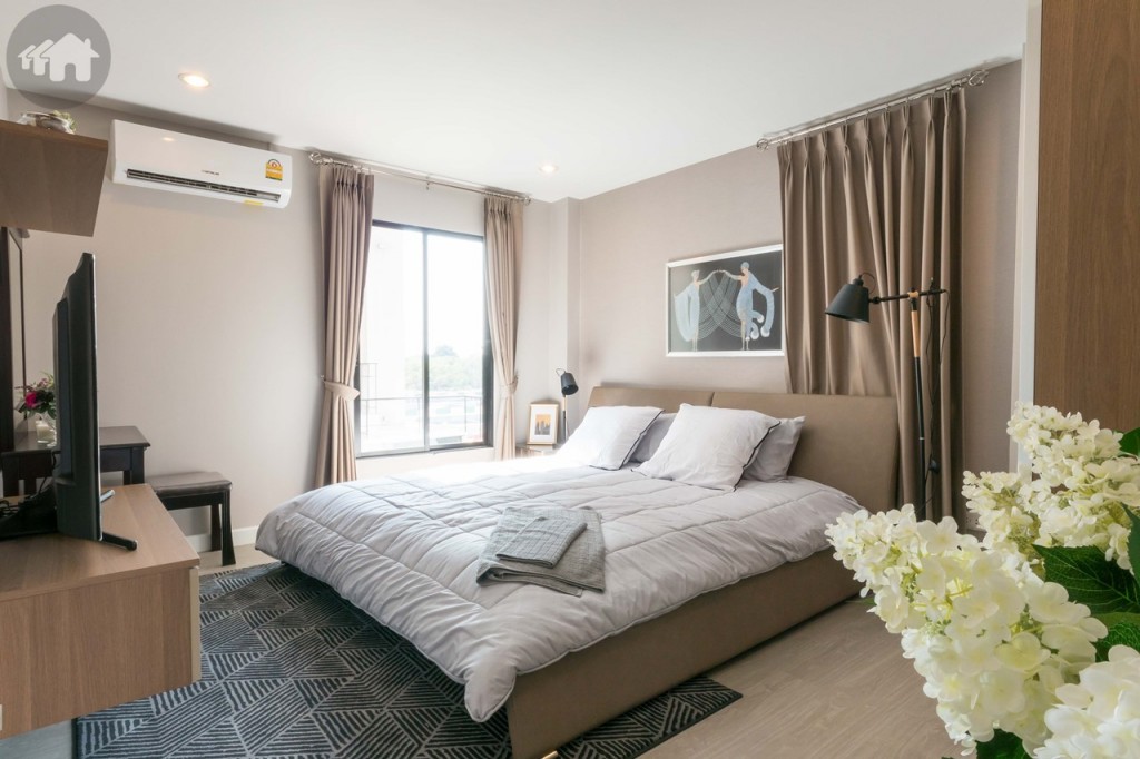 ห้องนอนใหญ่วางเตียงขนาด 6 ฟุต ได้สบาย ๆ เปิดรับวิวด้วยหน้าต่างกระจกบานเลื่อนแบบสลับ ห่างจากข้างเตียงประมาณ 60 เซนติเมตร