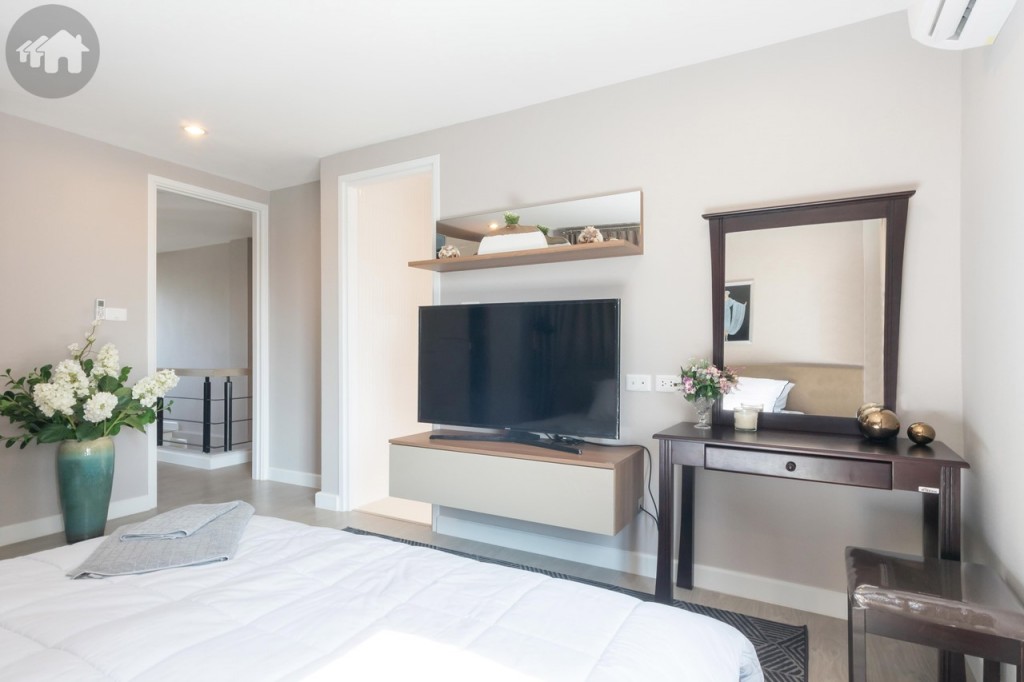 ปลายเตียงตกแต่งเป็นชั้นวางโทรทัศน์ และโต๊ะเครื่องแป้ง ห่างจากปลายเตียงประมาณ 60 เซนติเมตร