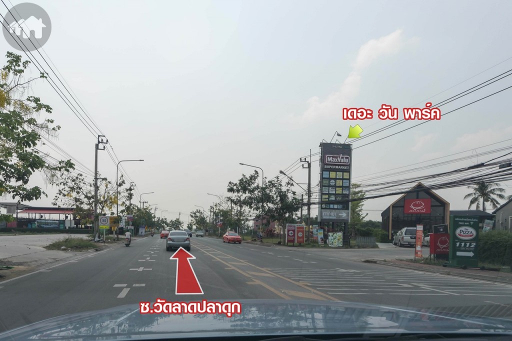 ตรงมาอีกประมาณ 2.2 กิโลเมตร จะถึงเดอะ วัน พาร์ค คอมมูนิตี้มอลล์ ที่มีทั้งแม็กซ์แวลู ธนาคาร และร้านอาหารให้บริการ