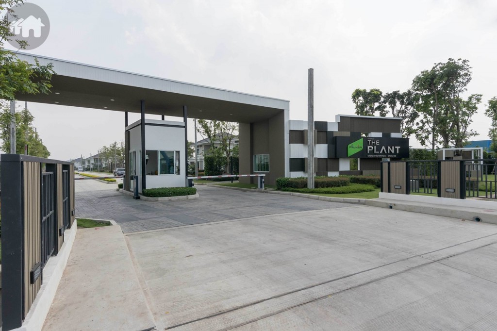 ซุ้มประตูโครงการขนาดใหญ่ เข้า-ออก ด้วยระบบ Auto Access Card อุ่นใจมากขึ้นด้วยกล้อง CCTV และพนักงานรักษาความปลอดภัยตลอด 24 ชั่วโมง