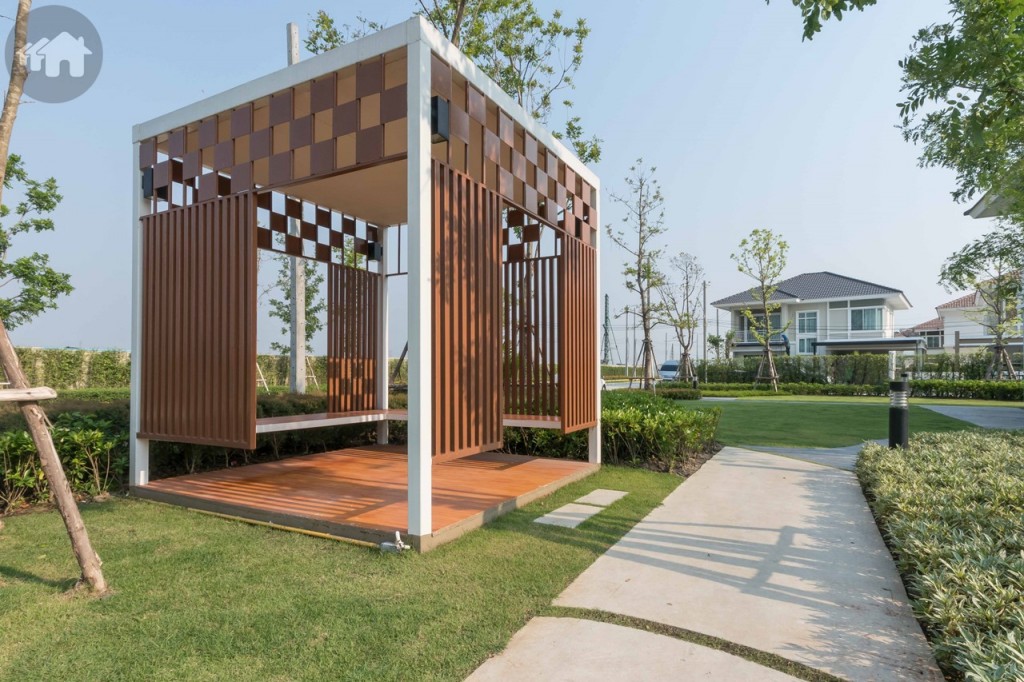 สิ่งอำนวยความสะดวกปัจจุบันยังก่อสร้างไม่แล้วเสร็จ แต่ด้านหน้าโครงการบริเวณบ้านตัวอย่างตกแต่งเป็นสวนสวยดูร่มรื่นเป็นอย่างดี