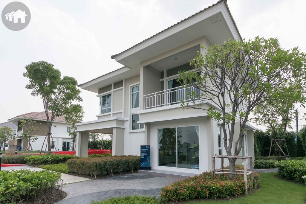 บ้านเดี่ยว 2 ชั้น โทนสีขาวนวลอมเทา ให้ความรู้สึกสดชื่นกลืนกับธรรมชาติ บ้านจริงหน้าบ้านจะเป็นประตูรั้วเหล็กแบบเลื่อนทางเดียว ด้านหน้าบ้านจอดรถได้ 2 คัน พร้อมพื้นที่สวนบริเวณประตูทางเข้า ประตูทางเข้าบ้านเป็นประตูกระจกบานเลื่อนแบบ 2 ทาง เฉลียงหน้าบ้านกว้าง 70 เซนติเมตร ยาว 3.60 เมตร พื้นปูกระเบื้องขนาด 30x30 เซนติเมตร