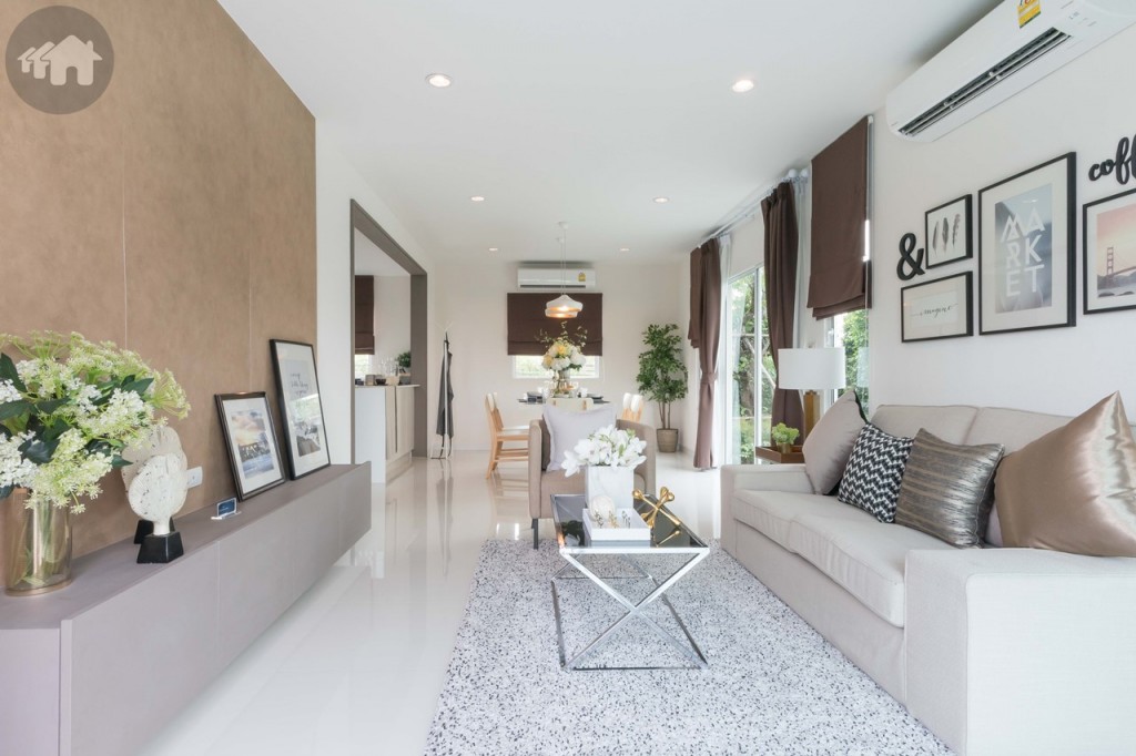 เข้ามาภายในบ้านตกแต่งเป็นเป็นห้องรับแขก เชื่อมต่อกับห้องรับประทานอาหาร และห้องครัว โปร่งโล่งด้วยเพดานสูง 2.60 เมตร พื้นปูกระเบื้องแกรนิตโต้ ขนาด 60x60 เซนติเมตร