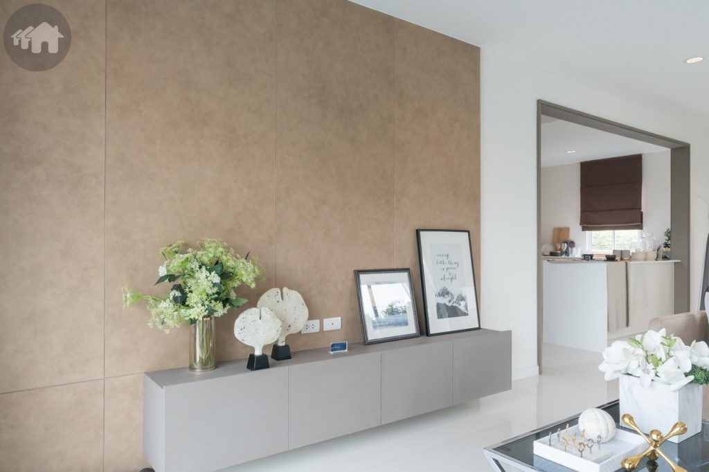 ฝั่งตรงข้ามตกแต่งเป็นชั้นวางโทรทัศน์ ห่างจากโซฟาประมาณ 2 เมตร