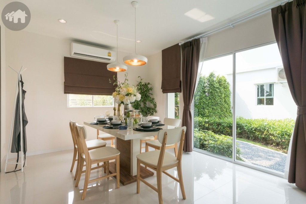 ห้องรับประทานอาหารขนาดใหญ่ รับวิวสวนข้างบ้านด้วยประตูกระจกบานเลื่อนแบบ 2 ทาง ขนาดใหญ่