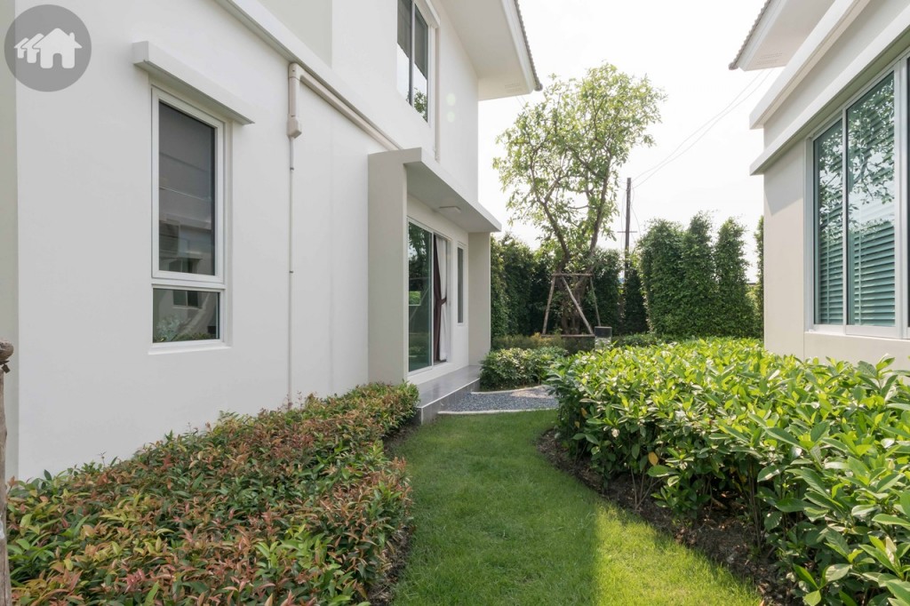 เฉลียงด้านนอกกว้าง 60 เซนติเมตร ยาว 4.15 เมตร พื้นปูกระเบื้องขนาด 30x30 เซนติเมตร ดร็อปจากพื้นห้องประมาณ 15 เซนติเมตร เชื่อมต่อกับพื้นที่สวนข้างบ้าน