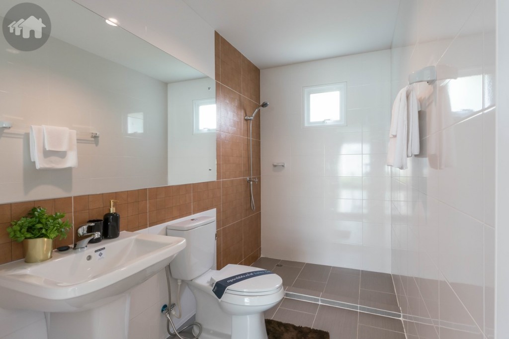 ใกล้กันเป็นห้องน้ำอุปกรณ์ครบครัน ประตูดร็อปพื้นประมาณ 3 เซนติเมตร พื้นปูกระเบื้องขนาด 30x60 เซนติเมตร ผนังปูกระเบื้องขนาด 40x25 เซนติเมตร ส่วนพื้นที่อาบน้ำและอ่างล้างหน้าผนังปูกระเบื้องขนาด 45x45 เซนติเมตร มีขอบกั้นน้ำไหลมาส่วนอื่นของห้องน้ำสูงประมาณ 5 เซนติเมตร