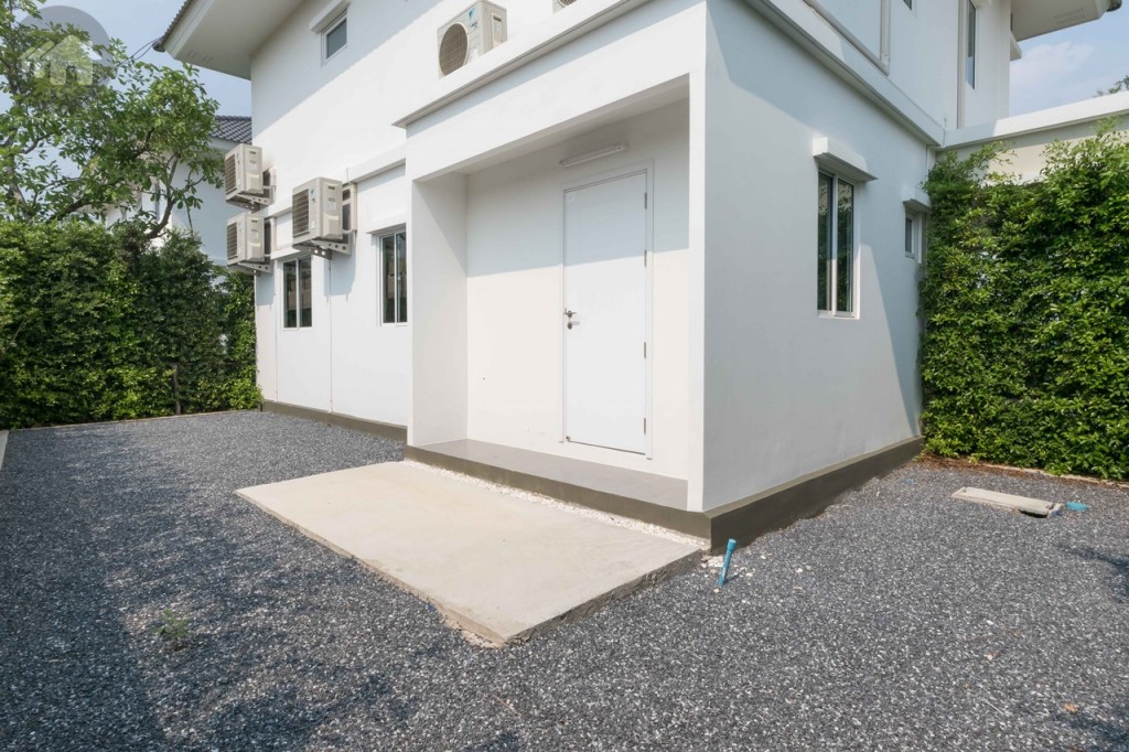 ด้านหลังบ้านดร็อปจากพื้นบ้านประมาณ 15 เซนติเมตร เป็นเฉลียงหลังบ้านกว้าง 60 เซนติเมตร ยาว 2.90 เมตร พื้นปูกระเบื้องขนาด 30x30 เซนติเมตร และดร็อปพื้นอีก 15 เซนติเมตร เป็นส่วนซักล้างกว้าง 1.30 เมตร ยาว 3.10 เมตร บ้านจริงจะติดตั้งปลั๊กไฟพร้อมที่กันน้ำ ท่อระบายน้ำ และก๊อกน้ำให้เรียบร้อย