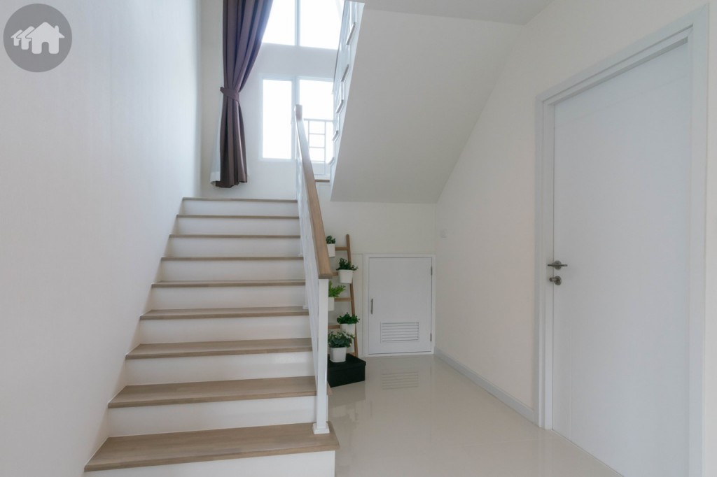 บันไดขึ้นชั้นที่ 2 กว้างประมาณ 1 เมตร ใต้บันไดเป็นห้องเก็บของ ด้านข้างเป็นทางเข้า-ออก ที่จอดรถ