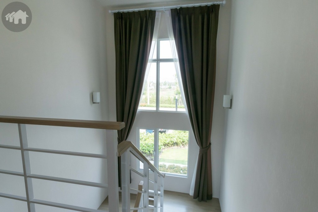 ชั้นพักบันได รับแสงธรรมชาติด้วยหน้าต่างกระจกบานกระทุ้งและบานฟิกซ์ขนาดใหญ่