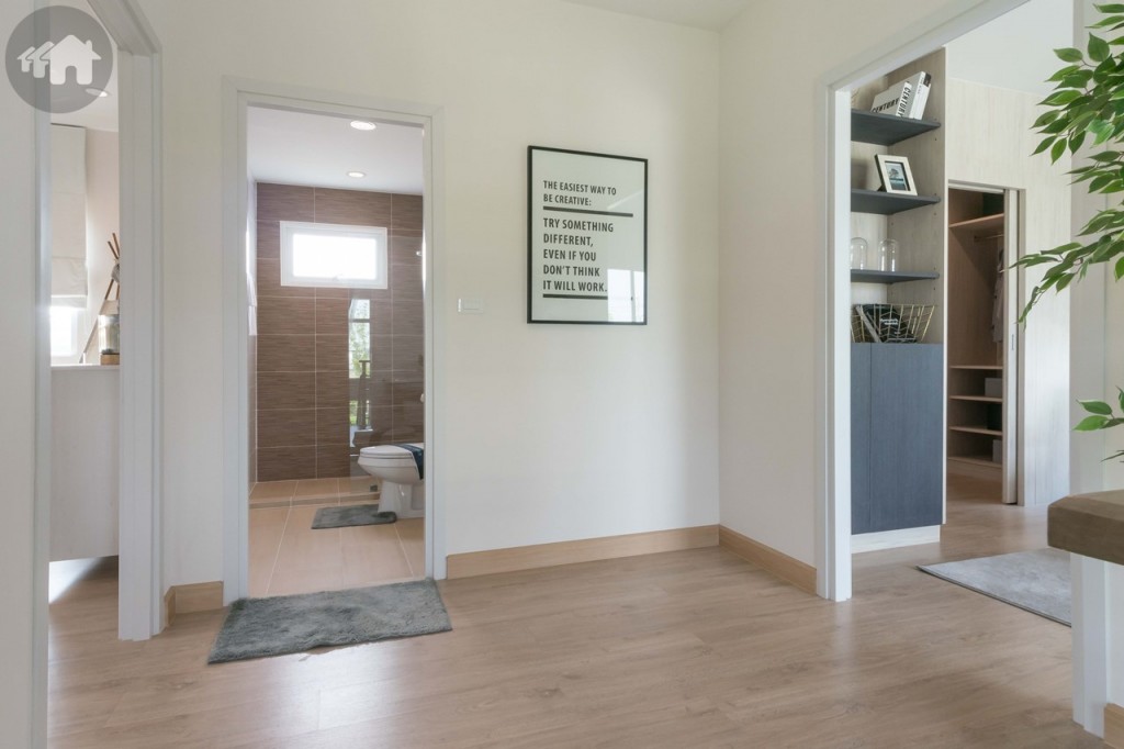 โถงบันไดขนาดใหญ่ กว้าง 2.35 เมตร ยาว 2.40 เมตร พื้นบนชั้นที่ 2 ปูลามิเนตทั้งหมด