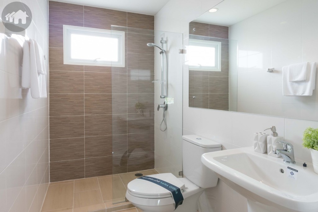 มีห้องน้ำอีกหนึ่งห้องอุปกรณ์ครบครัน ดร็อปจากพื้นห้องประมาณ 3 เซนติเมตร พื้นปูกระเบื้องขนาด 30x60 เซนติเมตร ผนังปูกระเบื้องขนาด 40x25 เซนติเมตร ส่วนพื้นที่อาบน้ำผนังปูกระเบื้องขนาด 30x60 เซนติเมตร