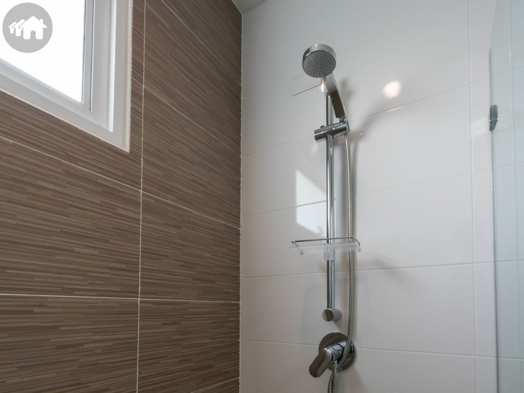 ฝักบัวของ Kohler พร้อมที่วางอุปกรณ์อาบน้ำ