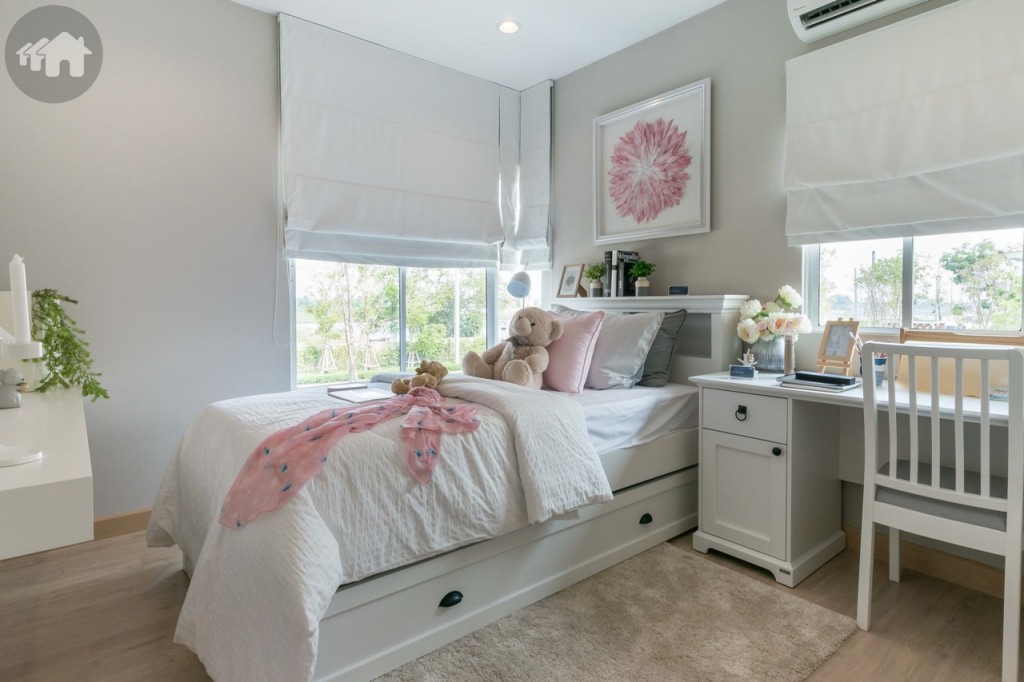 ห้องนอนเล็กห้องแรกตกแต่งเป็นห้องสไตล์หวาน เหมาะสำหรับลูกสาว เพิ่มมุมมองมากขึ้นด้วยหน้าต่างกระจกเข้ามุม วางเตียงขนาด 3 ฟุต ได้สบายๆ