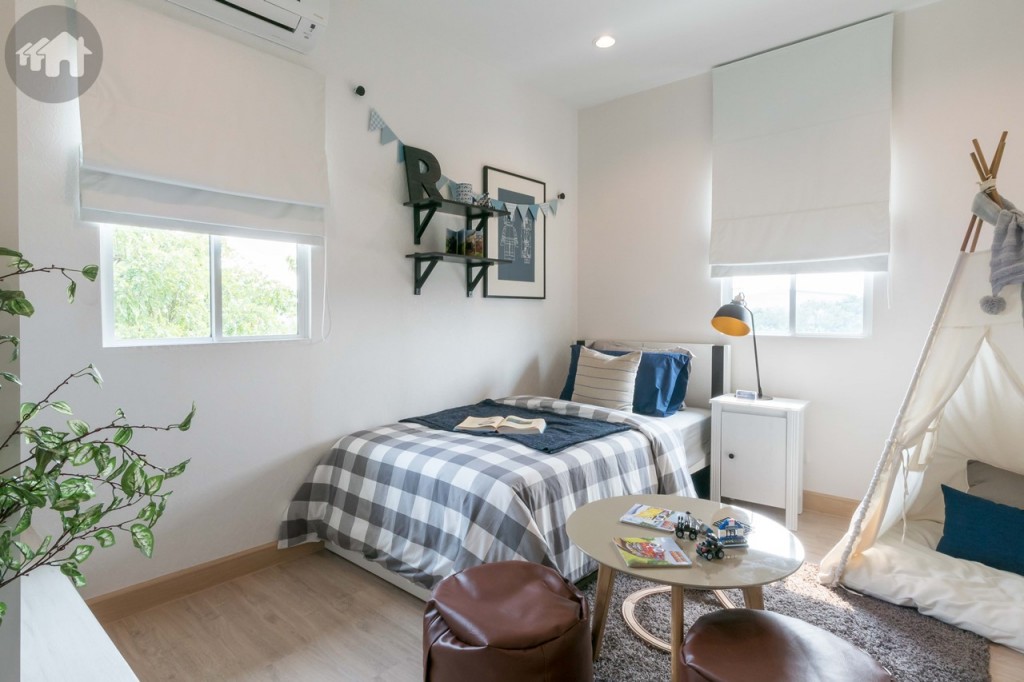 อีกห้องตกแต่งเป็นห้องสไตล์เด็กผู้ชาย วางเตียงขนาด 3 ฟุต ได้สบายๆ เช่นกัน มีหน้าต่างกระจกบานเลื่อนรับวิวถึง 2 ด้าน