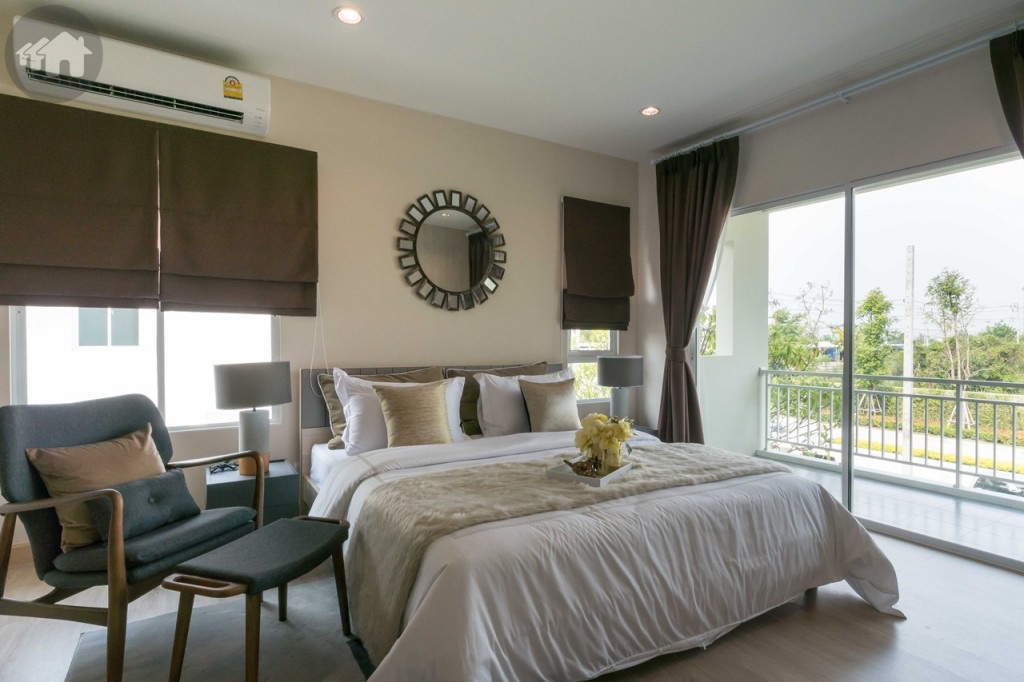 ฝั่งตรงข้ามเป็นห้องนอนใหญ่วางเตียงขนาด 6 ฟุต ได้สบายๆ กว้าง โล่ง ปรับเปลี่ยนพื้นที่ใช้สอยได้หลายแบบ เปิดรับวิวถึง 2 ด้าน ด้วยหน้าต่างกระจกบานเลื่อน และบานกระทุ้ง