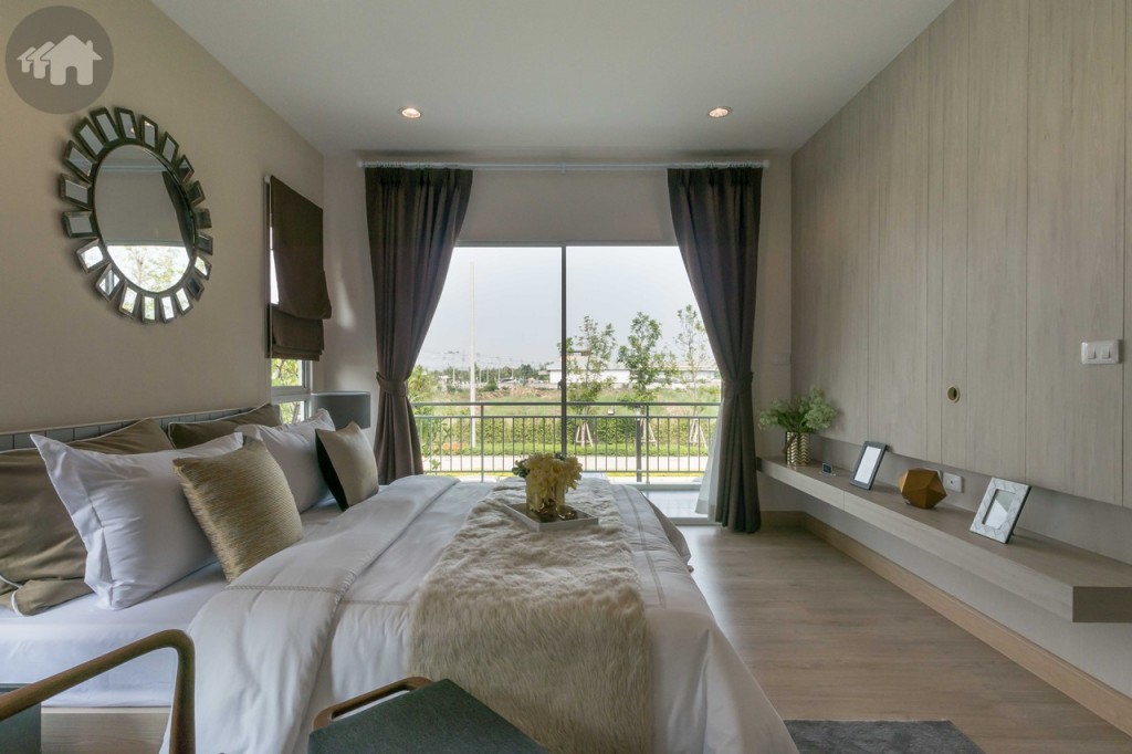 ประตูกระจกบานเลื่อนแบบ 2 ทางบานใหญ่ เชื่อมต่อกับระเบียง ปลายเตียงห่างจากผนังประมาณ 1 เมตร เดินเข้า-ออกสะดวก