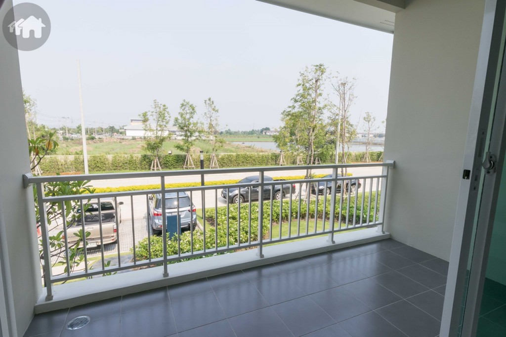 ระเบียงขนาดใหญ่ ดร็อปจากพื้นห้องประมาณ 5 เซนติเมตร กว้าง 1.50 เมตร ยาว 3.20 เมตร พื้นปูกระเบื้องขนาด 30x30 เซนติเมตร รั้วสูงประมาณ 85 เซนติเมตร