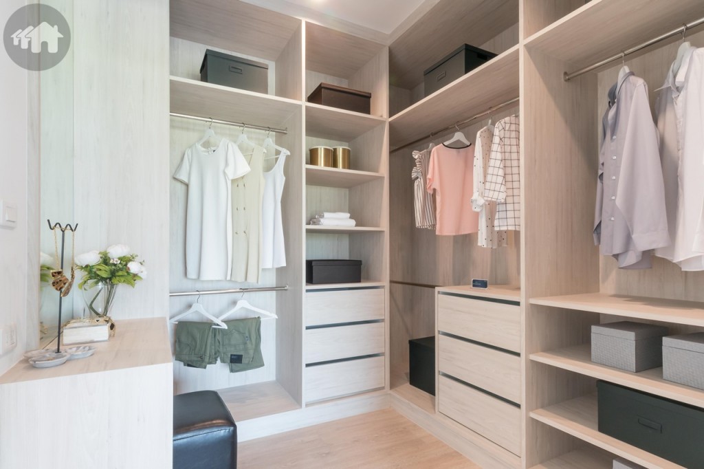 ห้องนอนอีกด้านเป็นโซน Walk-in closet กว้าง 2.40 เมตร ยาว 2.60 เมตร