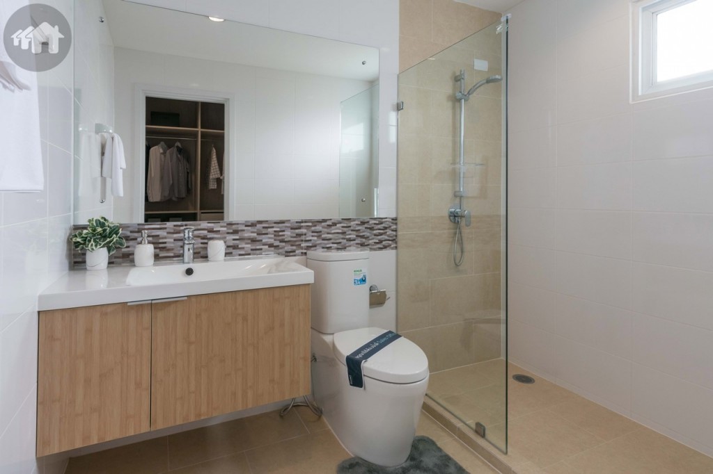 ห้องน้ำอุปกรณ์ครบครัน ดร็อปจากพื้นห้องประมาณ 3 เซนติเมตร พื้นปูกระเบื้องขนาด 30x60 เซนติเมตร ผนังปูกระเบื้องขนาด 40x25 เซนติเมตร ส่วนพื้นที่อาบน้ำพื้นและผนังปูกระเบื้องขนาด 30x60 เซนติเมตร มีขอบกั้นน้ำไหลมาส่วนอื่นของห้องน้ำสูงประมาณ 5 เซนติเมตร