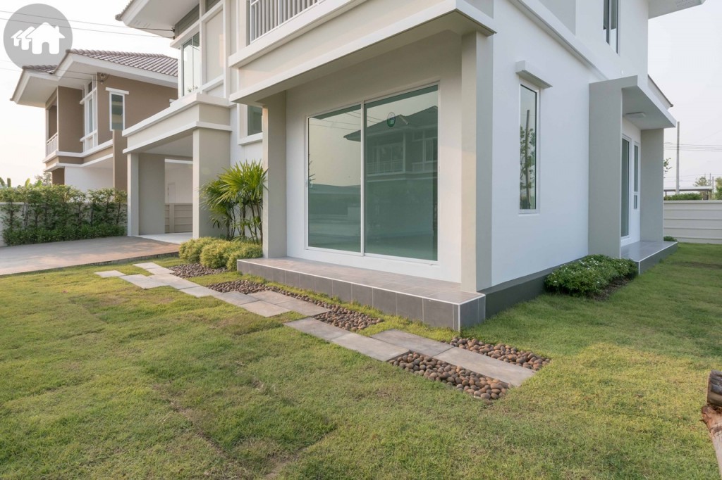 บ้านจริงด้านหน้าและด้านข้างบ้านจะเป็นพื้นที่สวน