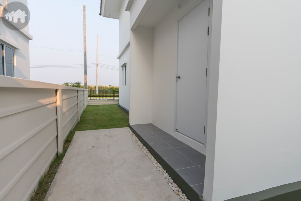 พื้นที่ซักล้างหลังบ้านพร้อมพื้นที่สวนโอบล้อม