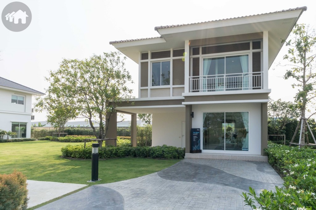 บ้านเดี่ยว 2 ชั้น โทนสีน้ำตาลเปลือกไม้ ตัดขาวนวล กลมกลืนกับธรรมชาติ บ้านจริงหน้าบ้านจะเป็นประตูรั้วเหล็กแบบเลื่อนทางเดียว ด้านหน้าบ้านจอดรถได้ 2 คัน พร้อมพื้นที่สวนบริเวณประตูทางเข้า ประตูทางเข้าบ้านเป็นประตูกระจกบานเลื่อนแบบ 2 ทาง เฉลียงหน้าบ้านกว้าง 60 เซนติเมตร ยาว 3.40 เมตร พื้นปูกระเบื้องขนาด 30x30 เซนติเมตร