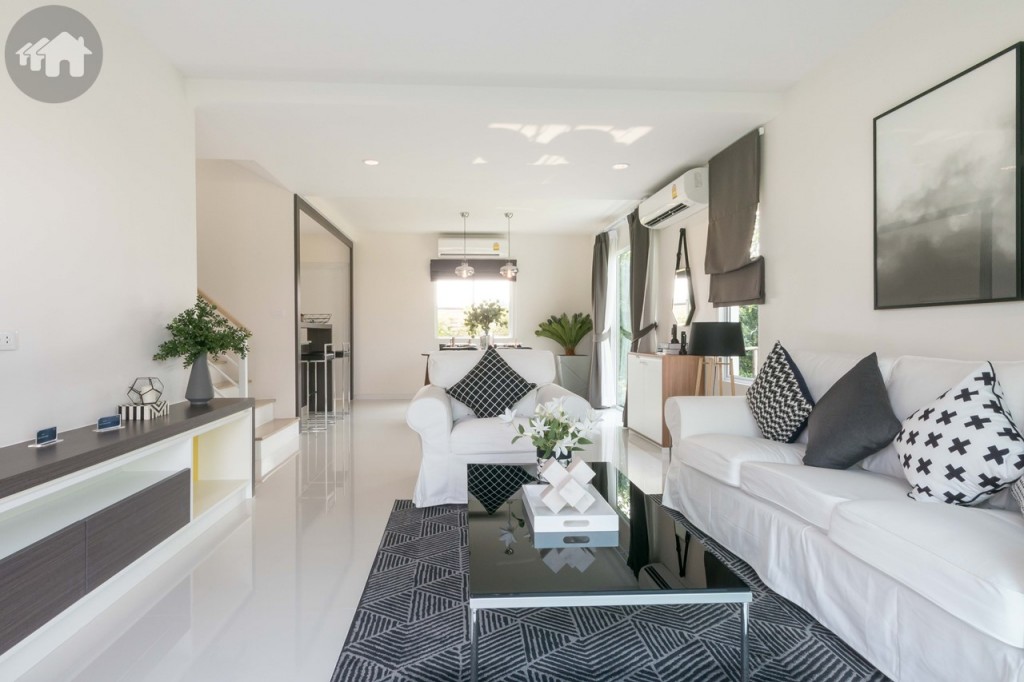 เข้ามาภายในบ้านตกแต่งเป็นเป็นห้องรับแขก เชื่อมต่อกับห้องรับประทานอาหาร และห้องครัว โปร่งโล่งด้วยเพดานสูง 2.60 เมตร พื้นปูกระเบื้องแกรนิตโต้ ขนาด 60x60 เซนติเมตร