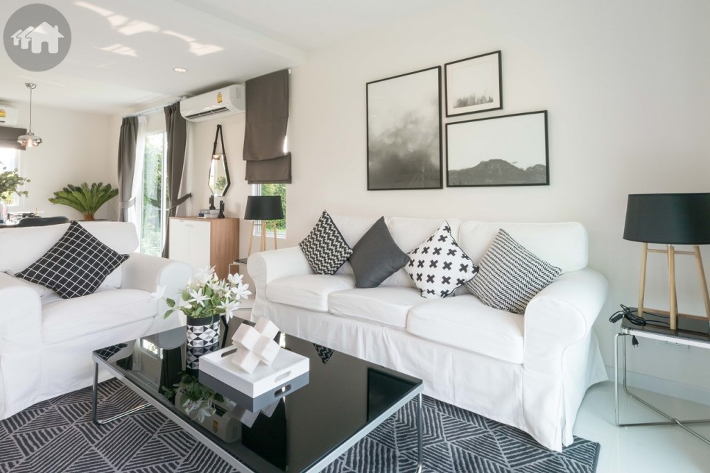 ห้องนั่งเล่นวางโซฟาขนาดใหญ่ได้สบาย