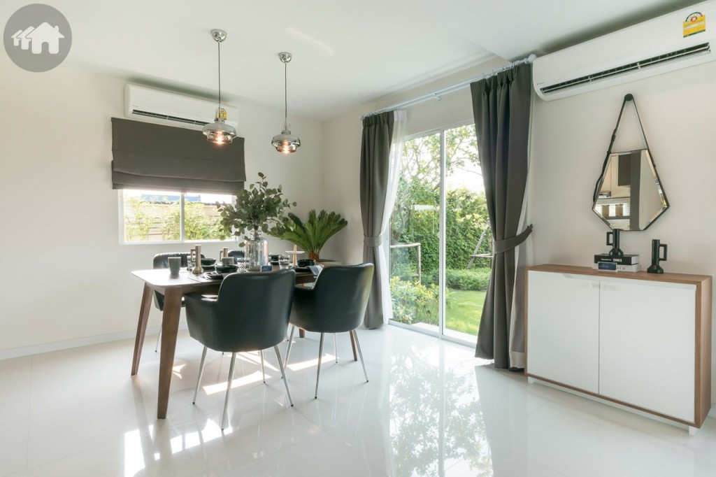 ห้องรับประทานอาหารขนาดใหญ่ รับวิวสวนข้างบ้านด้วยประตูกระจกบานเลื่อนแบบ 2 ทาง ขนาดใหญ่ เฉลียงด้านนอกกว้าง 60 เซนติเมตร ยาว 1.60 เมตร พื้นปูกระเบื้องขนาด 30x30 เซนติเมตร