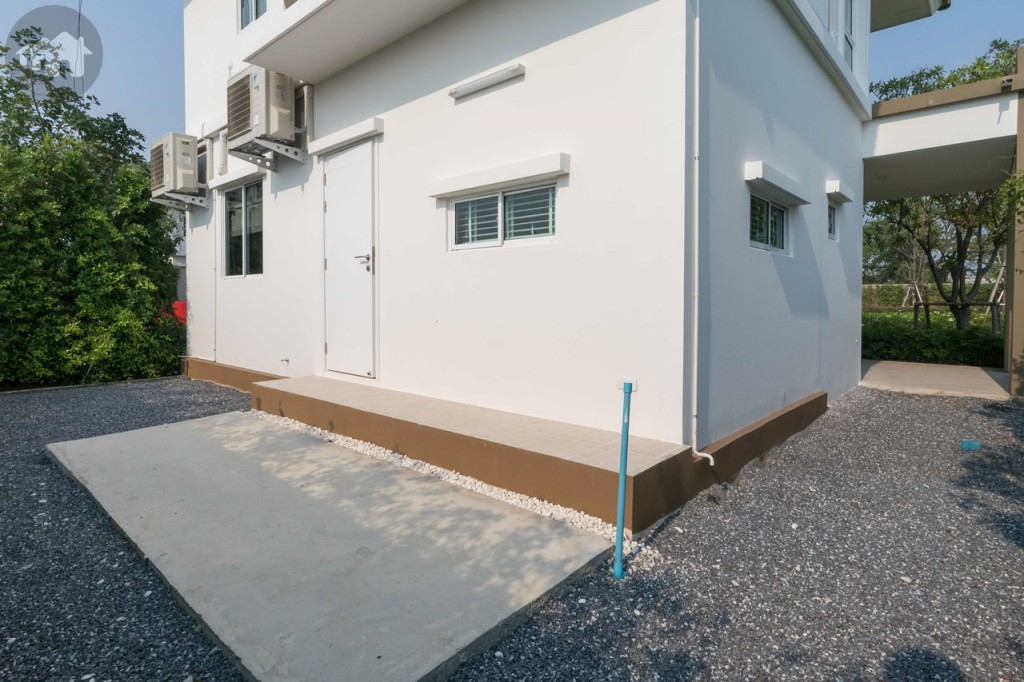 ด้านหลังบ้านดร็อปจากพื้นบ้านประมาณ 15 เซนติเมตร เป็นเฉลียงกว้าง 60 เซนติเมตร ยาว 3.60 เมตร พื้นปูกระเบื้องขนาด 30x30 เซนติเมตร และดร็อปพื้นอีก 15 เซนติเมตร เป็นส่วนซักล้าง กว้าง 1.15 เมตร ยาว 3.60 เมตร บ้านจริงจะติดตั้งปลั๊กไฟพร้อมที่กันน้ำ ท่อระบายน้ำ และก๊อกน้ำให้เรียบร้อย