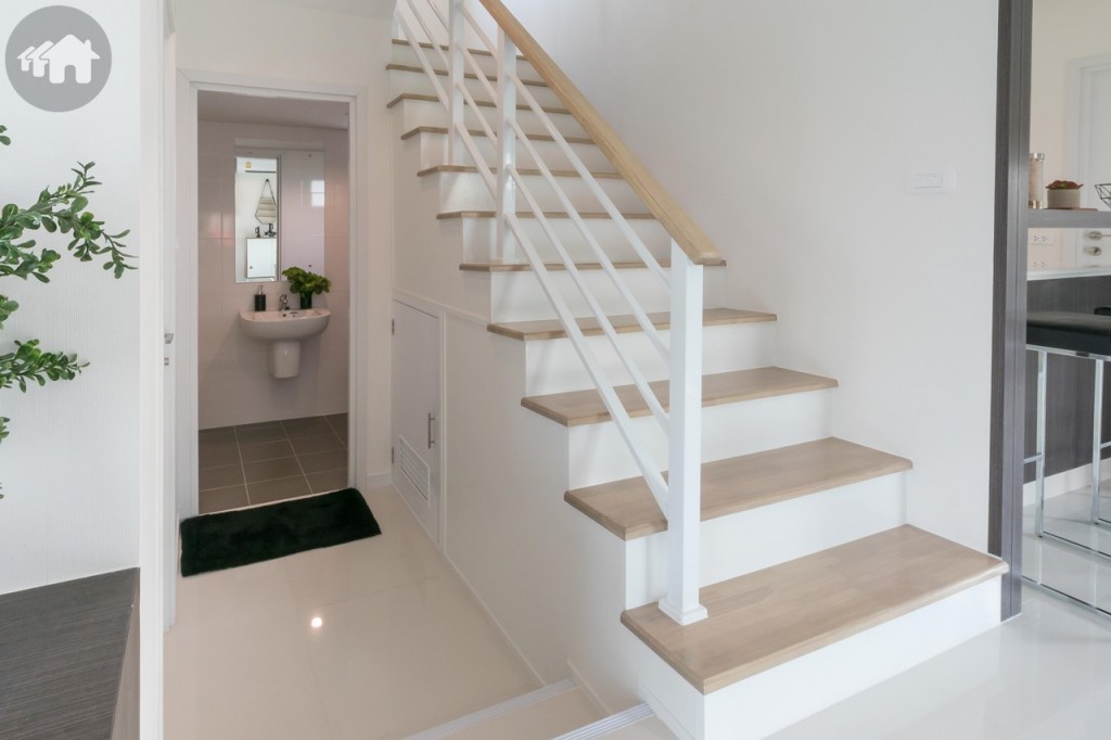 บันไดขึ้นชั้นที่ 2 กว้างประมาณ 90 เซนติเมตร ด้านล่างเป็นห้องเก็บของใต้บันได ห้องน้ำชั้นล่าง และประตูเชื่อมต่อกับที่จอดรถ ทางเดินกว้างประมาณ 1 เมตร