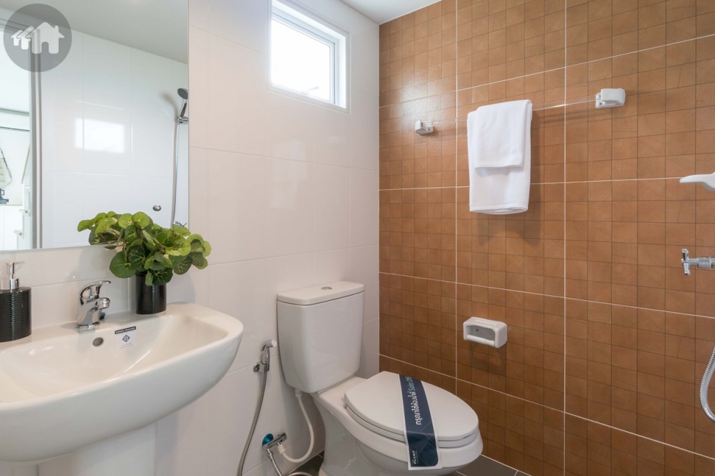 ห้องน้ำชั้นล่างอุปกรณ์ครบครัน