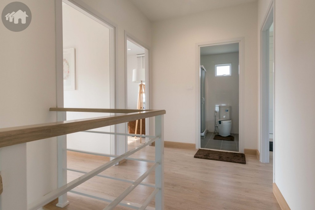 โถงบันไดบริเวณชั้นที่ 2 กว้าง 2 เมตร ยาว 2.20 เมตร บนชั้นที่ 2 พื้นปูลามิเนตทั้งหมด