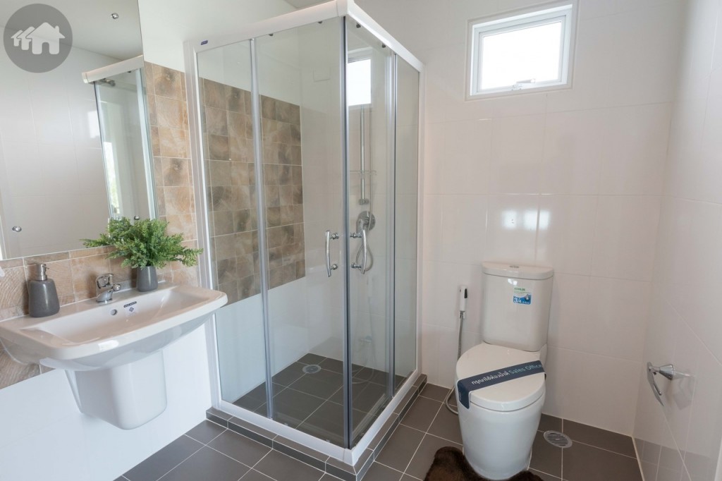 ห้องน้ำขนาดใหญ่อุปกรณ์ครบครัน ดร็อปจากพื้นห้องประมาณ 3 เซนติเมตร พื้นที่อาบน้ำกั้นเป็นสัดส่วนด้วยกระจกเทมเปอร์ ขอบประตูยกสูงประมาณ 5 เซนติเมตร เข้า-ออกได้ 2 ทาง คือจากโถงบันได และห้องนอนใหญ่