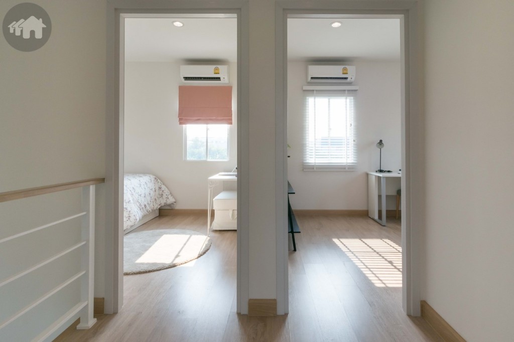 เช่นเดียวกับบ้านแบบแรก ผนังห้องนอนเล็กเป็นโซลิดวอลล์ สามารถทุบผนังออกเชื่อมต่อทั้ง 2 ห้องเข้าด้วยกันได้ตามการใช้งานของผู้อยู่อาศัย