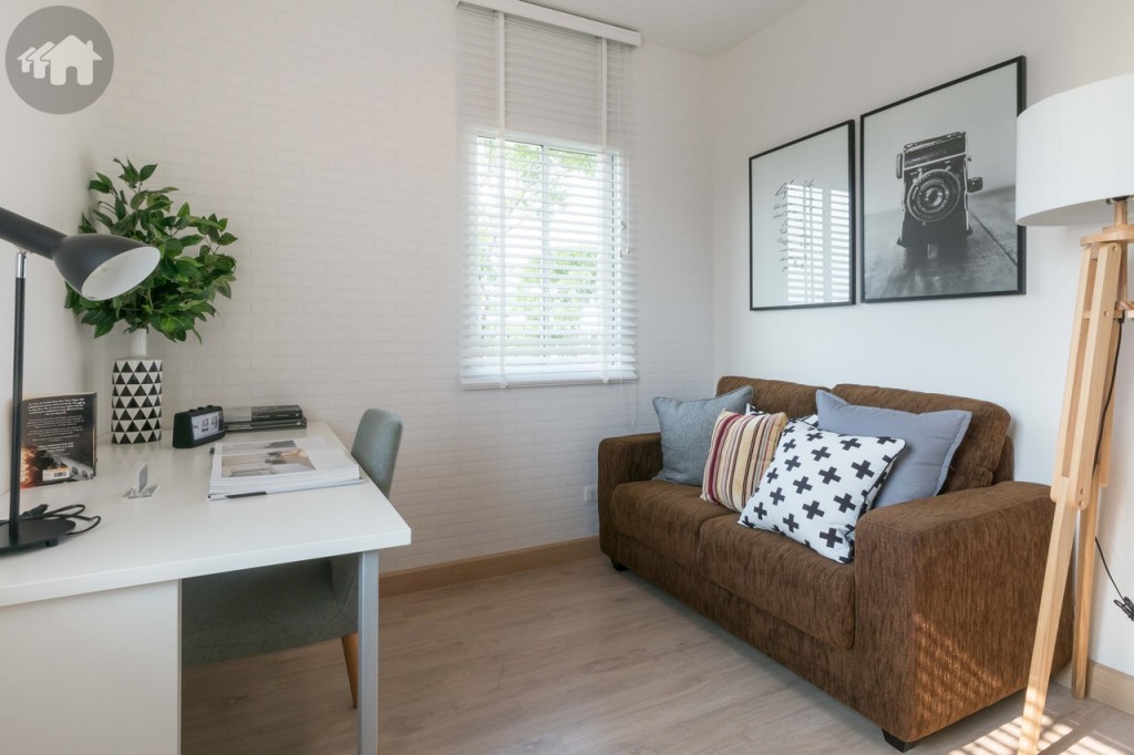 อีกห้องตกแต่งเป็นห้องทำงาน