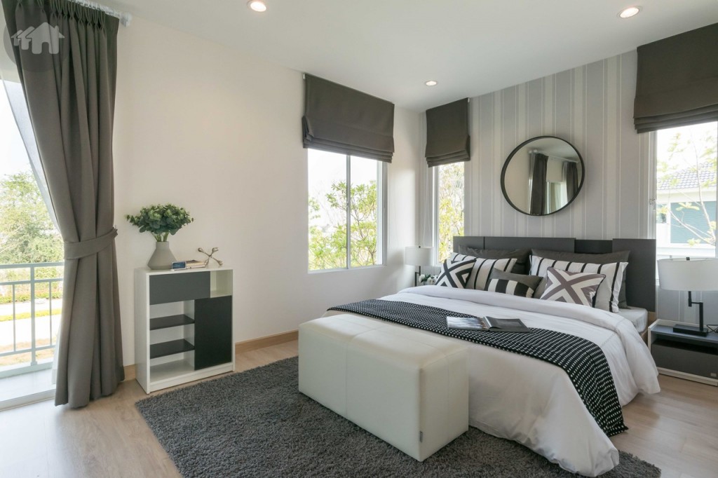 ห้องนอนใหญ่ วางเตียงขนาด 6 ฟุต ได้สบายๆ กว้าง โล่ง ปรับเปลี่ยนพื้นที่ใช้สอยได้หลายแบบ เปิดรับวิวด้วยหน้าต่างกระจกบานเลื่อน และบานกระทุ้ง