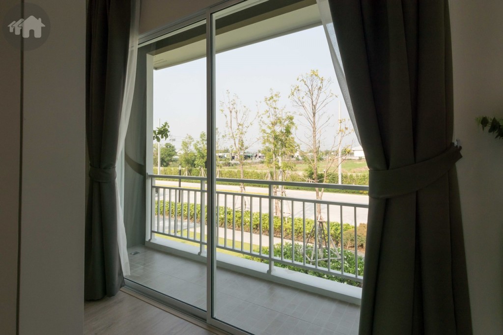 ระเบียงขนาดใหญ่ ดร็อปจากพื้นห้องประมาณ 3 เซนติเมตร กว้าง 70 เซนติเมตร ยาว 3.60 เมตร พื้นปูกระเบื้องขนาด 30x30 เซนติเมตร รั้วสูงประมาณ 85 เซนติเมตร