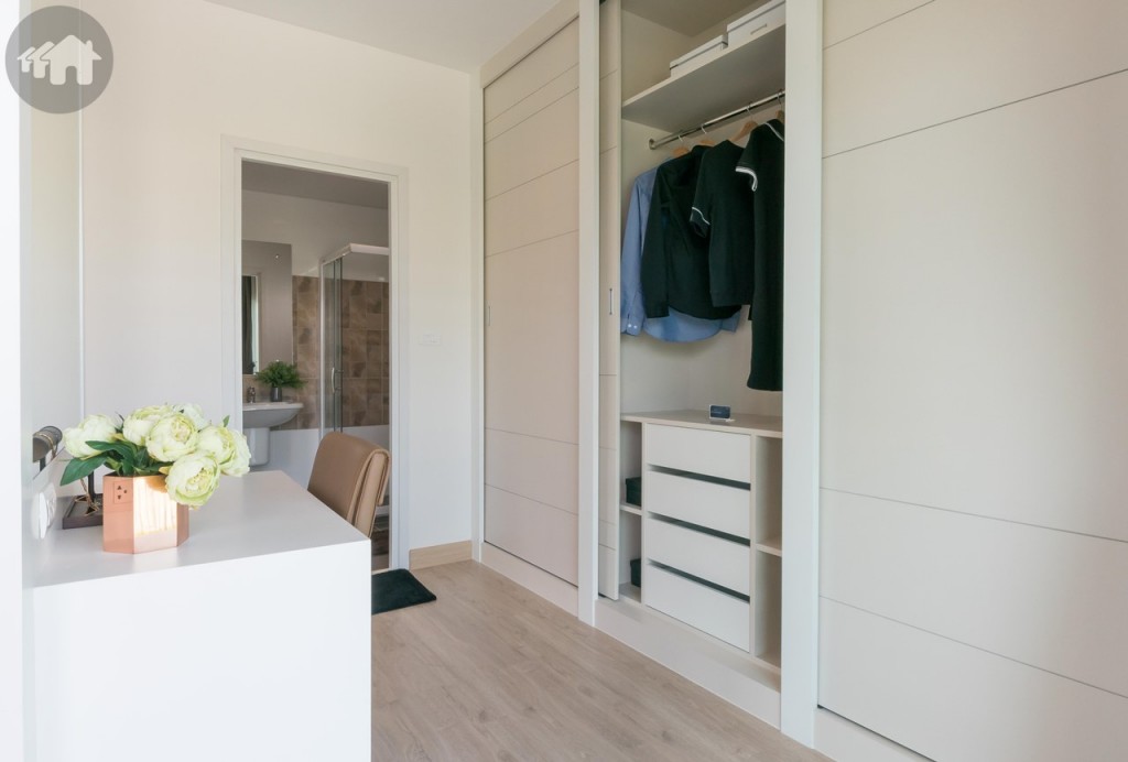 Walk-in closet เชื่อมต่อกับห้องน้ำ