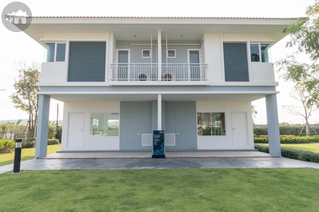 บ้านแฝด 2 ชั้น โทนสีใหม่ สะอาดขรึม ตัดขอบฟ้าอมเทา ให้ความรู้สึกเงียบสงบผ่อนคลาย บ้านจริงหน้าบ้านจะเป็นประตูรั้วเหล็กแบบเลื่อนทางเดียว ด้านหน้าบ้านจอดรถได้ 2 คัน พร้อมพื้นที่สวนข้างบ้านกว้างถึง 3.65 เมตร ประตูทางเข้าบ้านเป็นประตูบานสวิง กว้างประมาณ 90 เซนติเมตร สูงประมาณ 2 เมตร พร้อมหน้าต่างกระจกบานเลื่อนแบบ 2 ทาง เฉลียงหน้าบ้านกว้าง 40 เซนติเมตร ยาว 5.35 เมตร พื้นปูกระเบื้องขนาด 30x30 เซนติเมตร