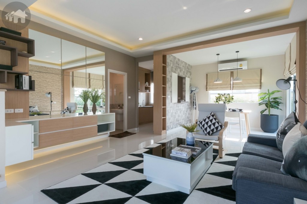 เข้ามาภายในบ้านตกแต่งเป็นเป็นห้องรับแขก เชื่อมต่อกับห้องรับประทานอาหาร และห้องครัว โปร่งโล่งด้วยเพดานสูง 2.90 เมตร พื้นปูกระเบื้องแกรนิตโต้ ขนาด 60x60 เซนติเมตร